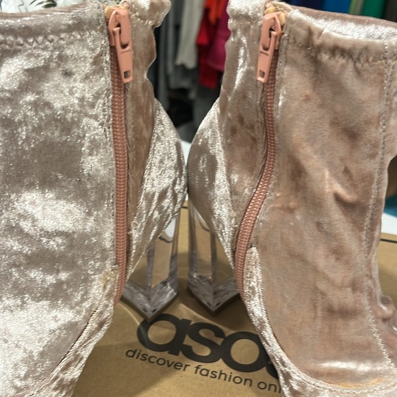 EUC ASOS US SIZE 5. Crushed velvet stretch booty w/ clear lucite heel, Blush - Picture 6 of 9